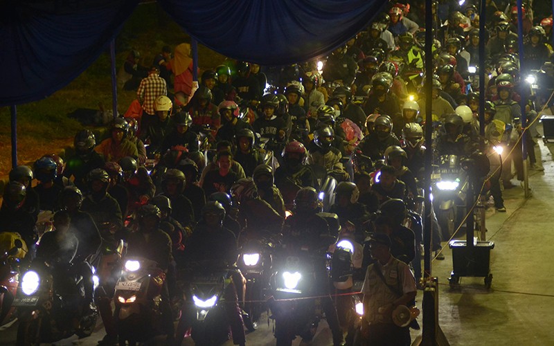 Ratusan Ribu Kendaraan Tinggalkan Pulau Sumatera Kembali ke Pulau Jawa - Bagian 1