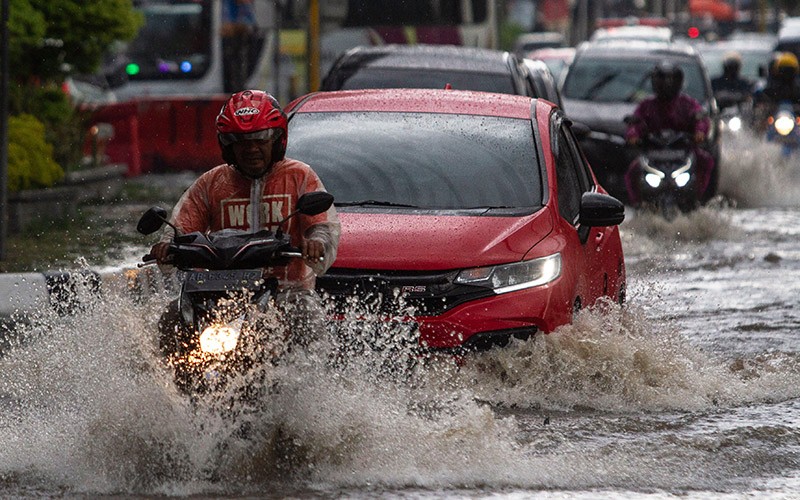 Drainase Buruk, Akses Jalan Yogyakarta-Solo Sering Banjir - Bagian 2