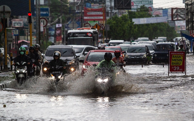 Drainase Buruk, Akses Jalan Yogyakarta-Solo Sering Banjir - Bagian 1