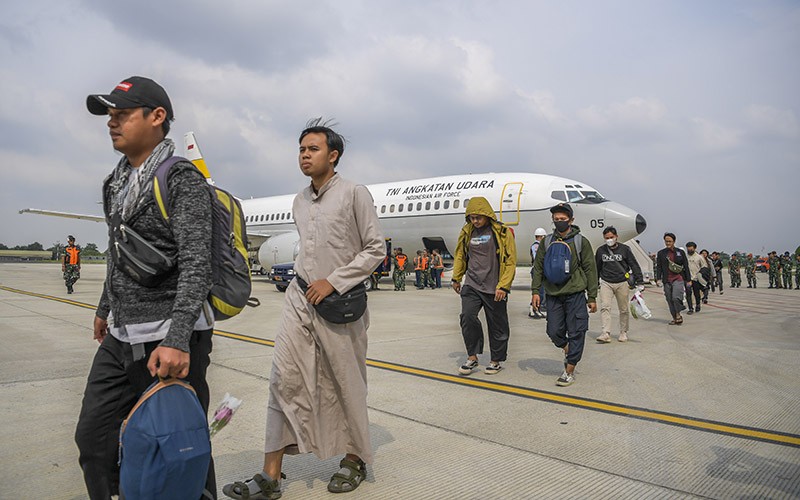 75 WNI Dievakuasi dari Konflik Sudan Tiba di Lanud Halim Perdanakusuma - Bagian 1
