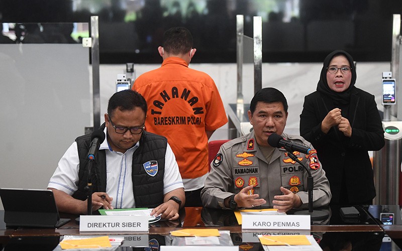 Peneliti BRIN Andi Pangerang hanya Tertunduk saat Pakai Baju Tahanan Bareskrim - Bagian 3