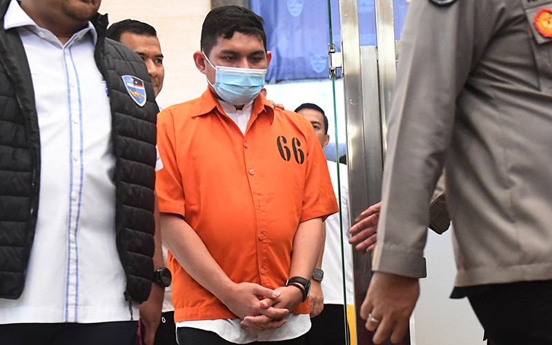 Peneliti BRIN Andi Pangerang hanya Tertunduk saat Pakai Baju Tahanan Bareskrim - Bagian 1