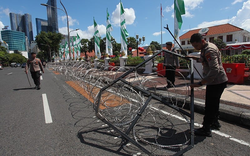 Pengamanan May Day 2023, Polisi Pasang Kawat Berduri - Bagian 1