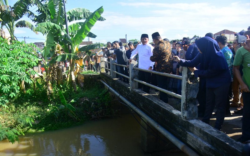 Kunjungi Lokasi Banjir di OKU, Gubernur Sumsel Janjikan Normalisasi Saluran Induk 