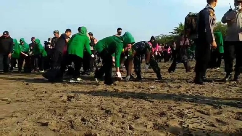 Usai Libur Lebaran, Petugas Gabungan Sterilisasi Sampah di Pantai Pangandaran