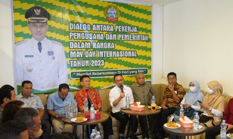 title Hari Buruh, Wali Kota Pontianak Undang Pekerja dan Pengusaha Dialog di Warkop Asiang Hari Buruh, Wali Kota Pontianak Undang Pekerja dan Pengusaha Dialog di Warkop Asiang