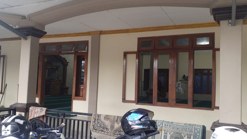 Pria Bersajam di Sukabumi Ngamuk dan Hancurkan Kaca Masjid, Warga Panik