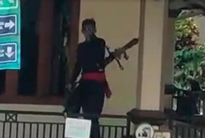 title Pria Bersenjata Tajam Rusak Masjid di Sukabumi Ditangkap, Motif Masih Diselidiki Pria Bersenjata Tajam Rusak Masjid di Sukabumi Ditangkap, Motif Masih Diselidiki