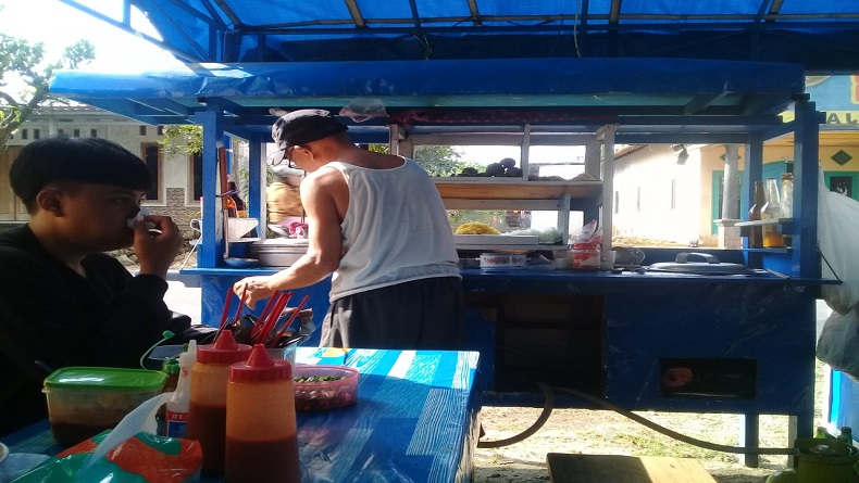 Momen Mudik Lebaran, Warga Pemalang Dirikan Warung Dadakan di Pinggir Jalan