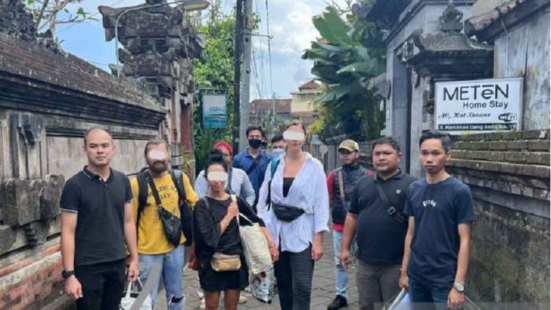 3 WNA Rusia Ditangkap Imigrasi Bali, Diduga Berpose Tak Pantas di Pura Besakih