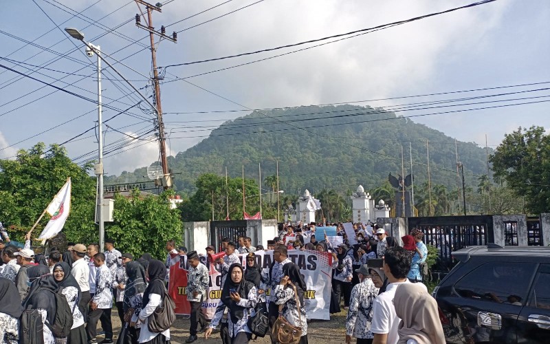 title Aksi Bela Sularno, Ribuan Guru Datangi Pengadilan Negeri Lubuklinggau Aksi Bela Sularno, Ribuan Guru Datangi Pengadilan Negeri Lubuklinggau