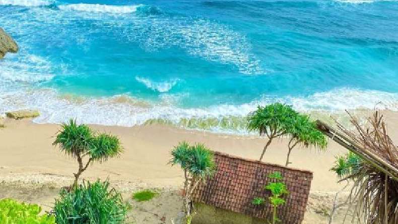 title Keindahan Pantai Sundak, Dikelilingi Karang Disukai Para Peselancar Keindahan Pantai Sundak, Dikelilingi Karang Disukai Para Peselancar
