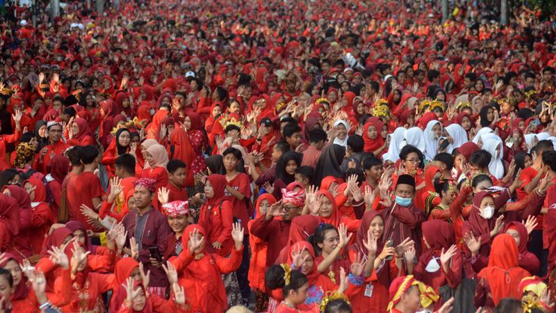 title Semarak HUT ke-476 Kota Semarang, 11.476 Penari Joget Bareng Pecahkan Rekor MURI Semarak HUT ke-476 Kota Semarang, 11.476 Penari Joget Bareng Pecahkan Rekor MURI