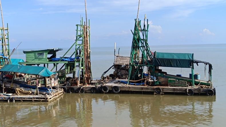 title Tim Gabungan Amankan Belasan Ponton Isap Timah di Perairan Keranggan Bangka Barat Tim Gabungan Amankan Belasan Ponton Isap Timah di Perairan Keranggan Bangka Barat