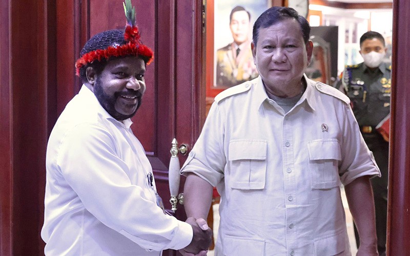 Momen Prabowo Peluk Hangat Tokoh Adat Papua Lenis Kogoya - Bagian 2