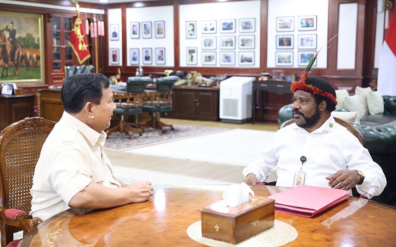 Momen Prabowo Peluk Hangat Tokoh Adat Papua Lenis Kogoya - Bagian 3