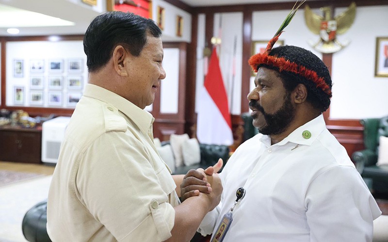Momen Prabowo Peluk Hangat Tokoh Adat Papua Lenis Kogoya - Bagian 1
