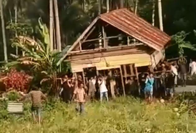 Belasan Keluarga di Kolaka Utara Diusir gegara Pilkades, Rumah Dibongkar Paksa