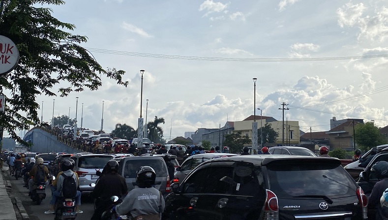 title Libur Lebaran Usai, Lalu Lintas Surabaya Macet di Sejumlah Titik Libur Lebaran Usai, Lalu Lintas Surabaya Macet di Sejumlah Titik