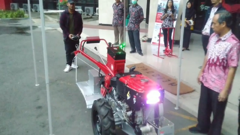 Mahasiswa ITTS Kembangkan Traktor Tanpa Awak untuk Bajak Sawah
