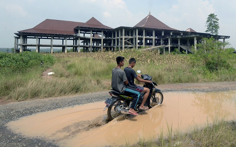 Penampakan Jalan Rusak Bak Kolam di Lampung Selatan - Bagian 2