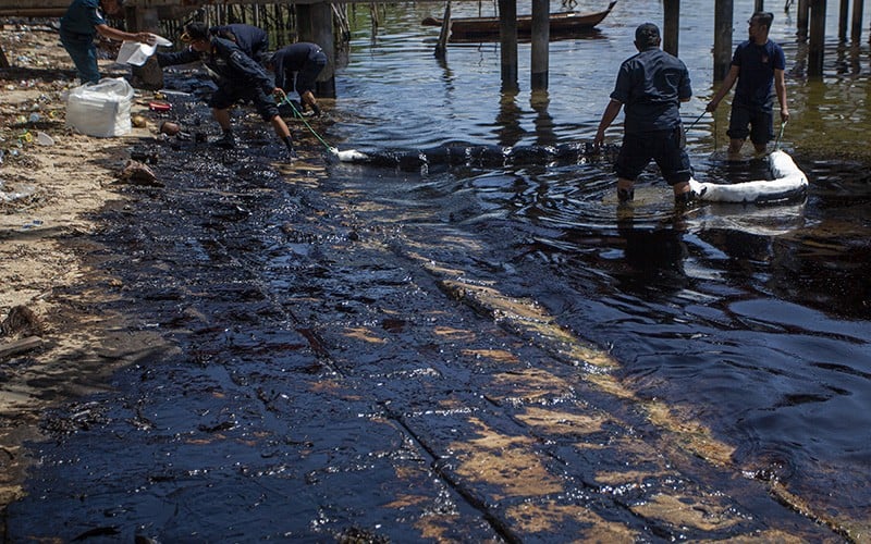 Keindahan Pantai Melayu Batam Tertutup Limbah Minyak Hitam - Bagian 2