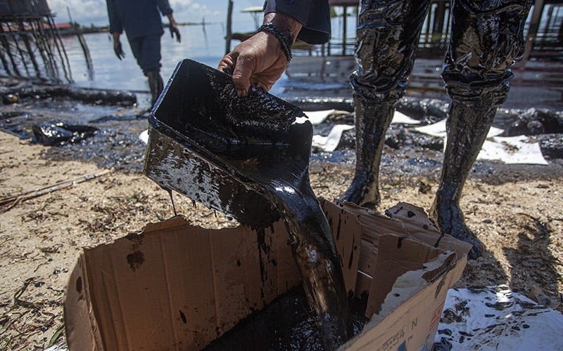 Keindahan Pantai Melayu Batam Tertutup Limbah Minyak Hitam - Bagian 3