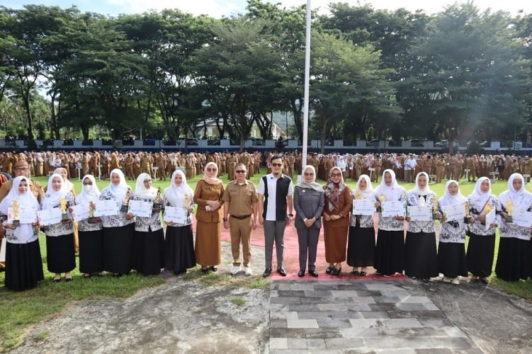 Hardiknas 2023, Wabup Bone Bolango Serahkan Piala dan Bonus untuk Tendik Berprestasi