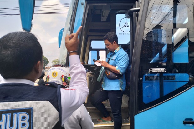 Nekat Melintas Alun-Alun Utara, Dishub Berhentikan Bus Pariwisata Asal Kota Kediri