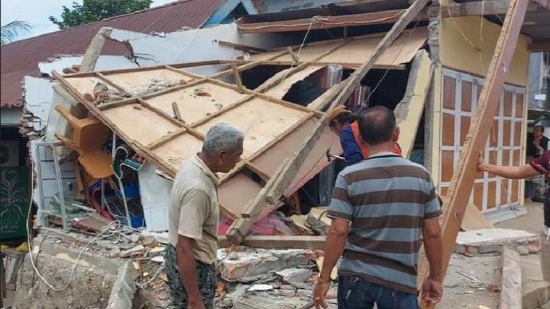 Kecelakaan Hari Ini di Kolaka, Truk Hilang Kendali Tabrak Kios lalu Terjun ke Parit