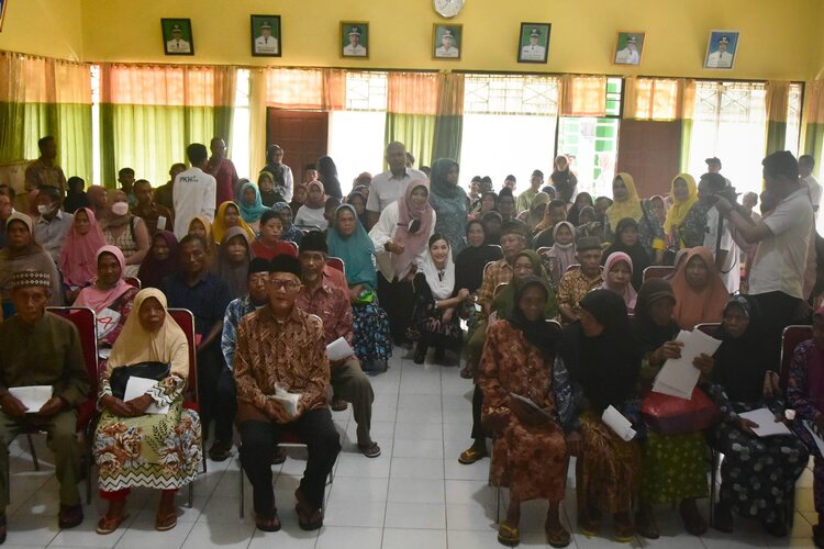 Ketua TP-PKK Trenggalek Serahkan Bantuan PKH Plus kepada 213 Lansia