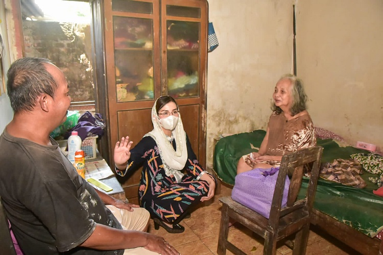 Ketua TP-PKK Trenggalek Novita Hardini Blusukan ke Rumah Warga Miskin Ekstrem