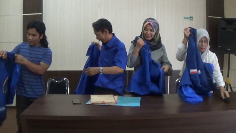 title Jelang Pemilu 2024, Ratusan Kader Partai Demokrat Purwakarta Mundur Jelang Pemilu 2024, Ratusan Kader Partai Demokrat Purwakarta Mundur