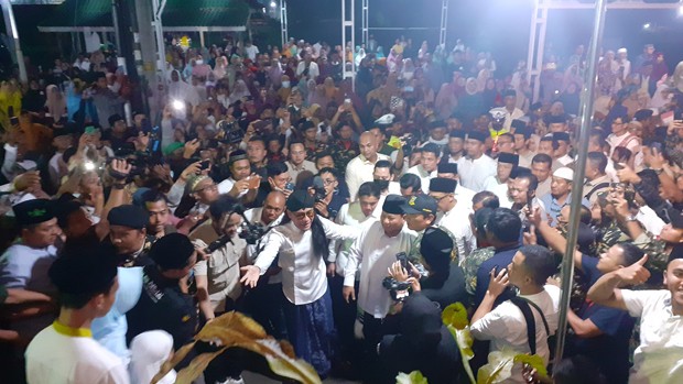 title Ribuan Jemaah Sambut Prabowo Subianto di Pondok Pesantren Ora Aji Milik Gus Miftah Ribuan Jemaah Sambut Prabowo Subianto di Pondok Pesantren Ora Aji Milik Gus Miftah