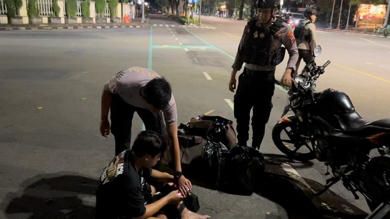 Gegara Kecelakaan Tunggal di Solo, Sales Roti Ketahuan Bawa Puluhan Botol Miras