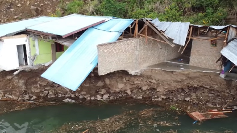 Longsor di Samosir, 3 Rumah hingga 2 Mobil Tenggelam ke Danau Toba