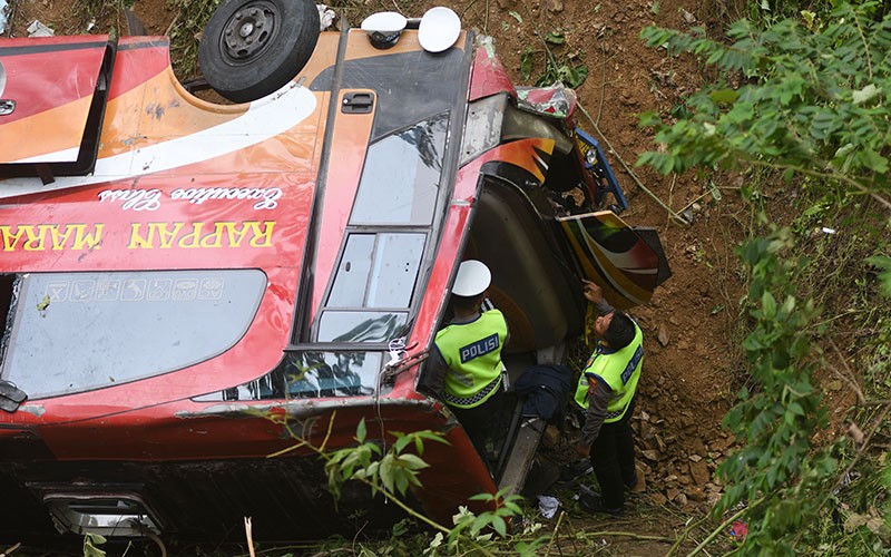 Polisi Olah TKP Kecelakaan Bus Masuk Jurang Bawa Santri Ponpes Gontor - Bagian 2