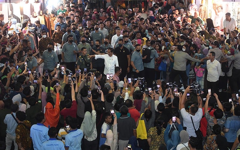 Presiden Jokowi Disambut Antusias Pengunjung dan Pedagang Pasar Tanah Abang  - Bagian 1
