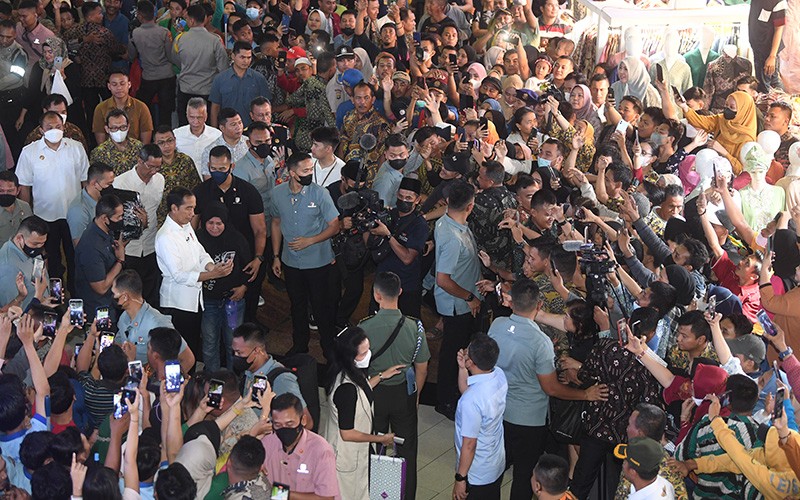 Presiden Jokowi Disambut Antusias Pengunjung dan Pedagang Pasar Tanah Abang  - Bagian 2