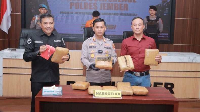 title Kurir Narkoba Lintas Pulau Ditangkap di Jember, 10 Kg Ganja Disita Kurir Narkoba Lintas Pulau Ditangkap di Jember, 10 Kg Ganja Disita
