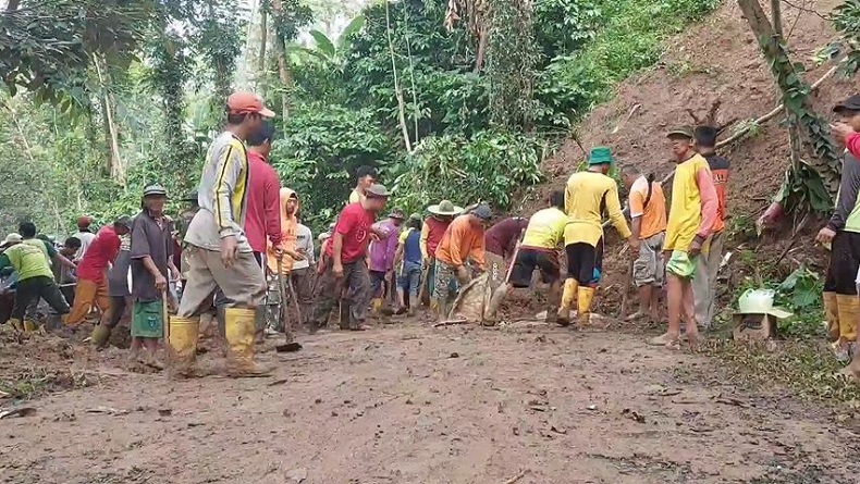 Longsor Timbun Jalan Desa Di Kendal, Aktivitas Warga Terganggu