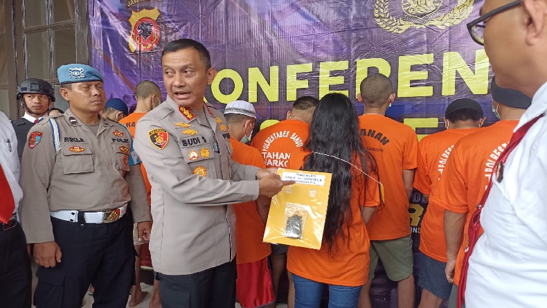  1 Ibu Rumah Tangga dan 15 Pria Pengedar Narkoba Ditangkap di Bandung, Polisi Sita Sabu-Ganja