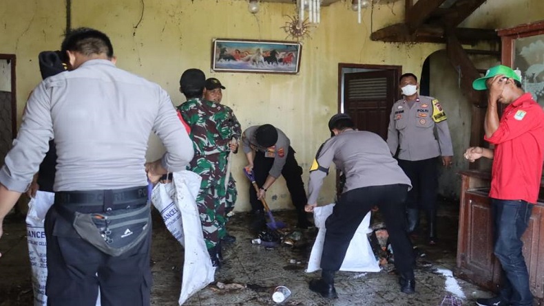 TNI Polri Bersihkan Rumah dr Wayan di Karawang, Lantai Atas Jadi Sarang Ular