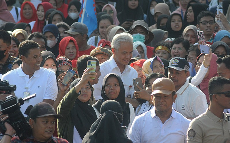 Momen Ganjar Pranowo Jalan Sehat Diserbu Ribuan Buruh - Bagian 2