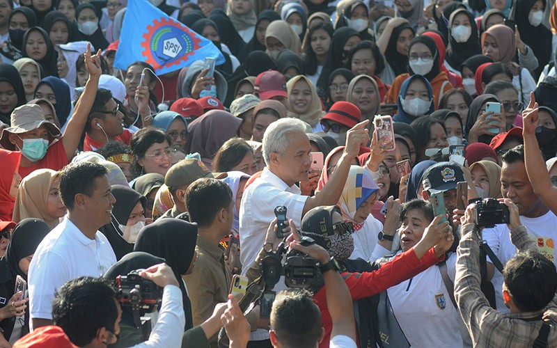 Momen Ganjar Pranowo Jalan Sehat Diserbu Ribuan Buruh - Bagian 1
