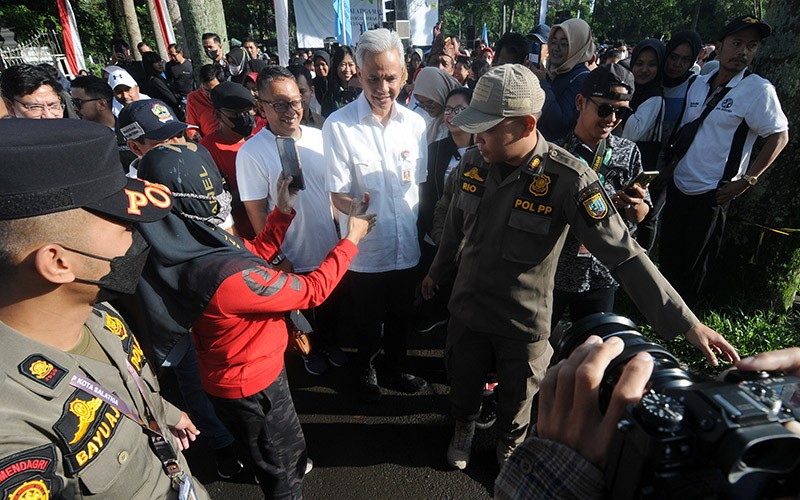 Momen Ganjar Pranowo Jalan Sehat Diserbu Ribuan Buruh - Bagian 3