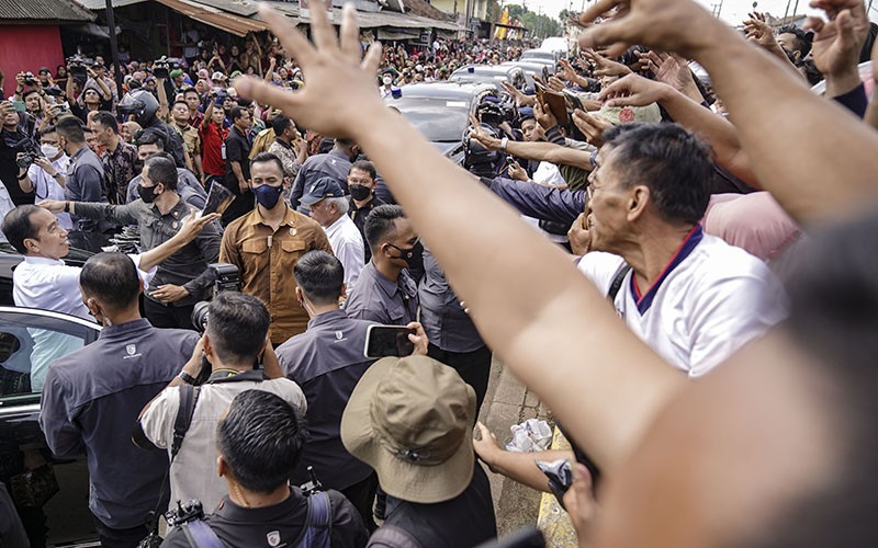 Usai Lewati Jalan Rusak Jokowi Bagikan Bansos kepada Pedagang Pasar Natar Lampung - Bagian 3