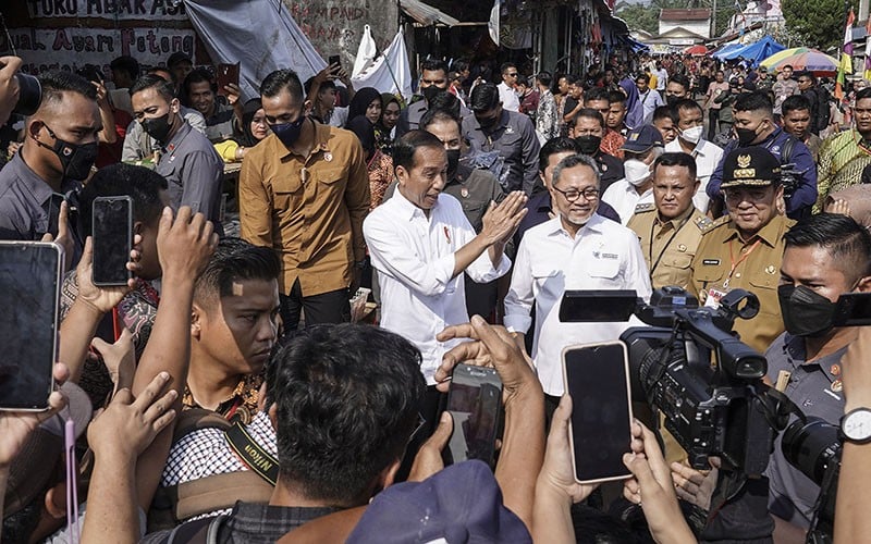 Usai Lewati Jalan Rusak Jokowi Bagikan Bansos kepada Pedagang Pasar Natar Lampung - Bagian 2