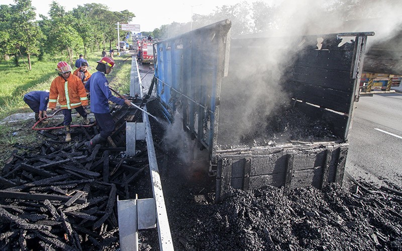 Truk Hangus Terbakar di Ruas Tol Sidoarjo Arah Porong - Bagian 2