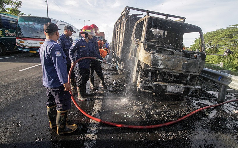 Truk Hangus Terbakar di Ruas Tol Sidoarjo Arah Porong - Bagian 1